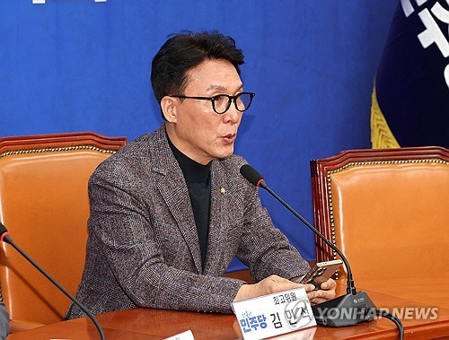 더불어민주당 김민석 최고위원이 13일 오전 국회에서 열린 기자간담회에서 발언하고 있다. [연합뉴스]